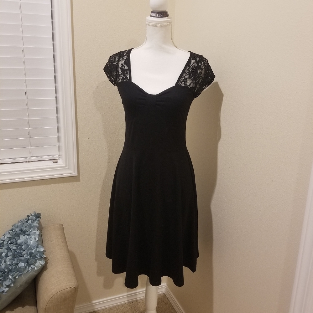 Never worn Alythea black dress size Large